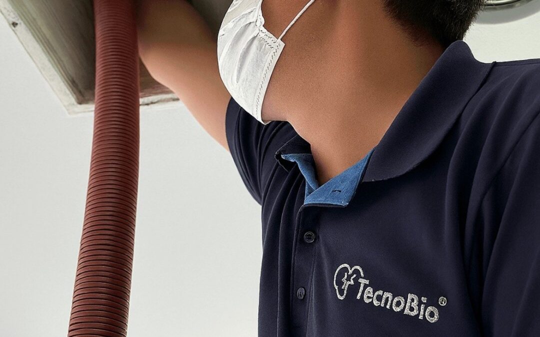 tecnico de Tecnobio limpiando conductos de aire