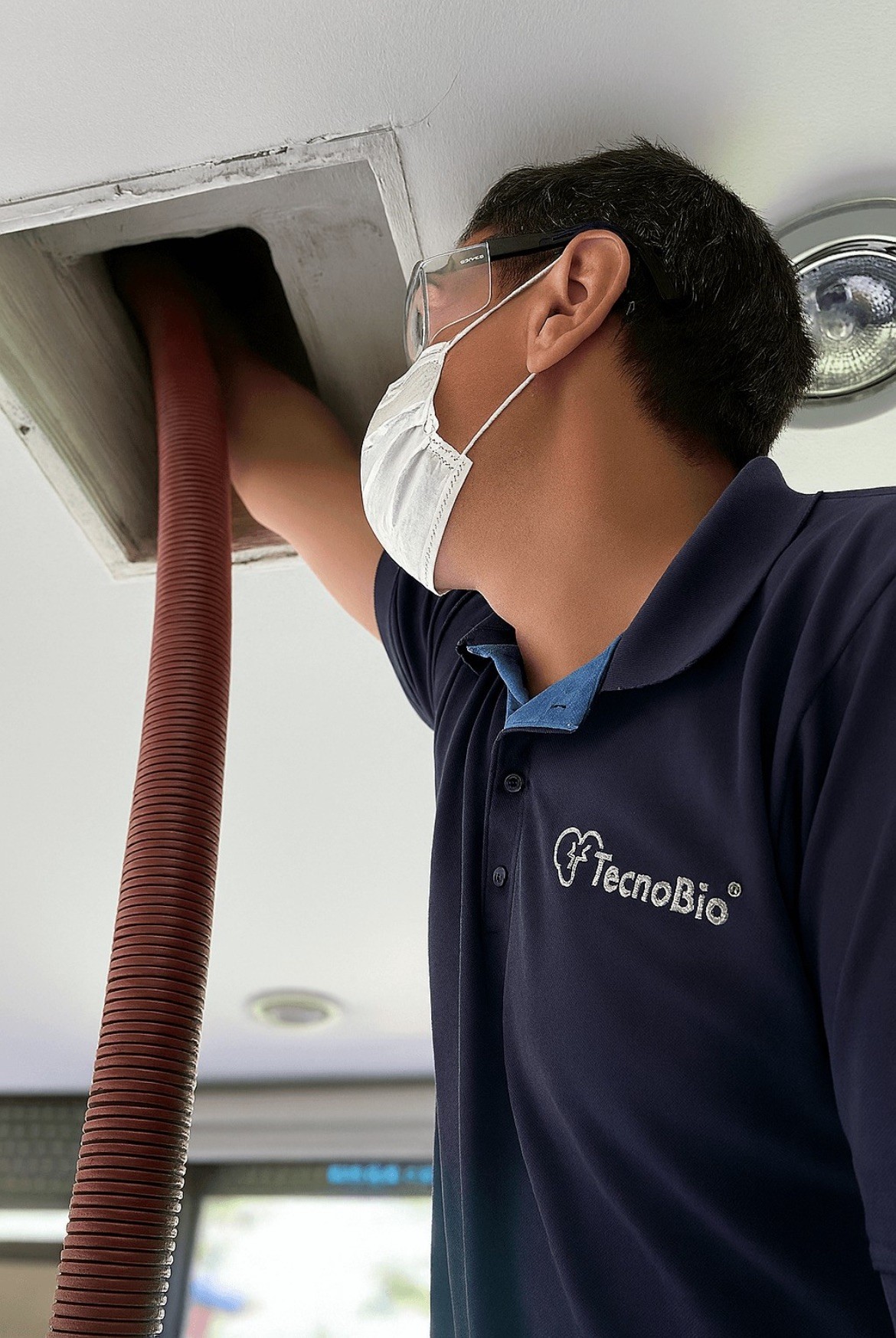 tecnico de Tecnobio limpiando conductos de aire