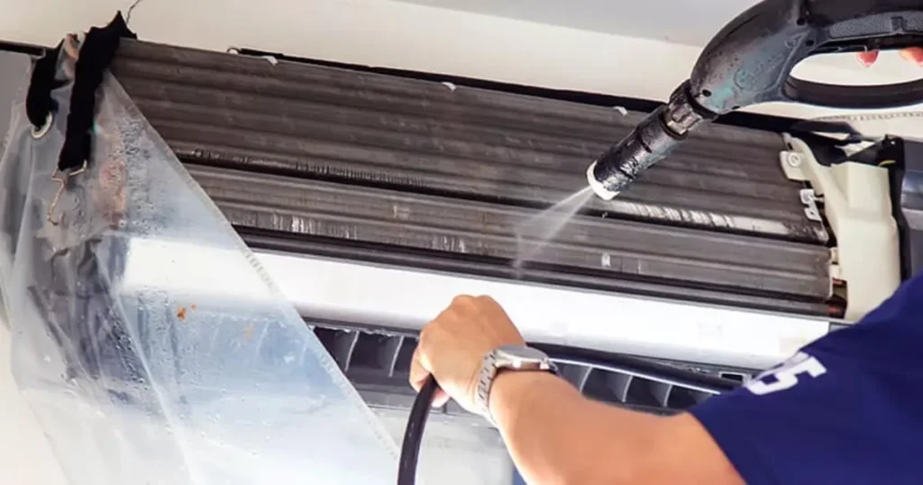 Limpieza de conductos de aire acondicionado por un técnico de TecnoBio tras una reforma